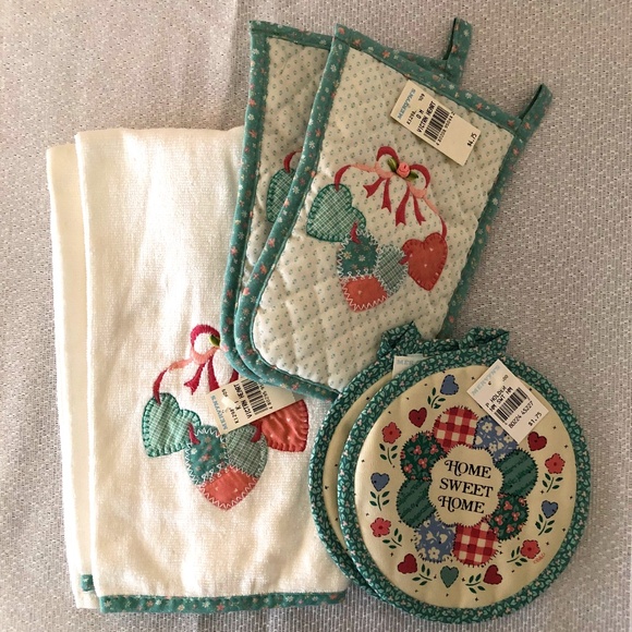 Victorian Hearts Kitchen Towels & Two Oven Mitts + HomeSweetHome Potholders - Picture 1 of 11